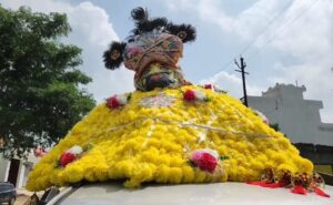 Baghpat News: हेलमेट में प्रकट हुए खाटूश्याम, फिर भक्त ने उठाई अद्भुत कांवड़ !