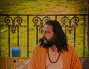 Paramguru Radheshyam Suthar. सैयारा फिल्म देखने पहुंचा ‘परमगुरु’. CM को दी किताब, राजपाल यादव, मनोज तिवारी ने छुए पैर. 3000 करोड़ ठगी का मामले में आरोपी