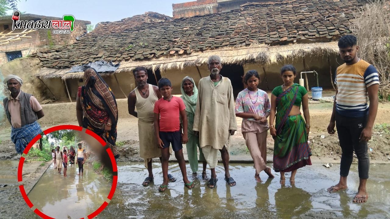 Banda News: 6 महीने पुरानी सड़क बनी दल-दल, खुल गई सबकी पोल !