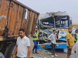 Haryana Roadways Bus Accident. पानीपत में ट्राले में जा घुसी रोडवेज़ बस. Driver समेत कुल 8 सवारियां घायल. नजदीकी अस्पताल में इलाज के लिए भर्ती