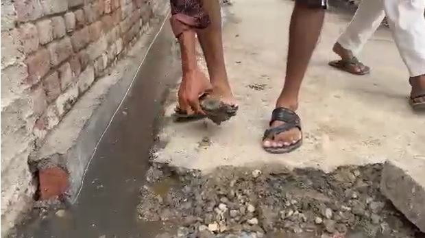 Saharanpur News: नई सड़क उखड़ने लगी, ये क्या हो रहा है, 'विकास' पगला गया क्या ?