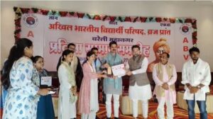 Bareilly News:मस्जिद और शराब की दुकानों पर घिर गए Akhilesh Yadav !