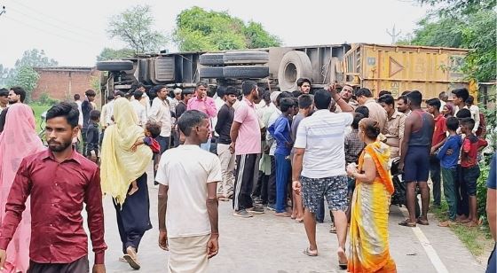 Courier Truck Crash on Shahjahanpur-Farrukhabad Highway