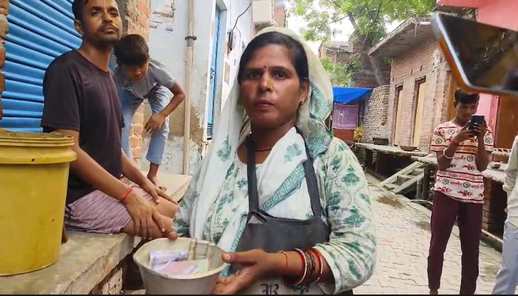 Firozabad News: पहले पार्षद ने मांगी भीख, फिर भीख मांगने वाला कटोरा हो गया चोरी...जानिए फिरोज़ाबाद में क्या चल रहा है !