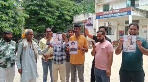 Firozabad News: सांसद अक्षय यादव, विधायक प्रेमपाल धनगर गुमशुदा !