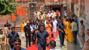 Mathura News: CM Yogi का ऐलान, गुलामी के प्रतीक को हटाएंगे