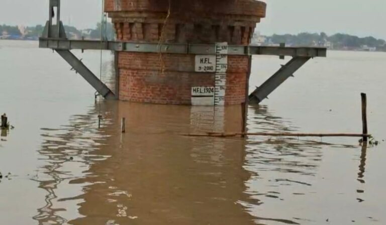 Sambhal News:खतरे के निशान से ऊपर बह रही नदी, प्रशासन ने किया बाढ़ से इनकार !