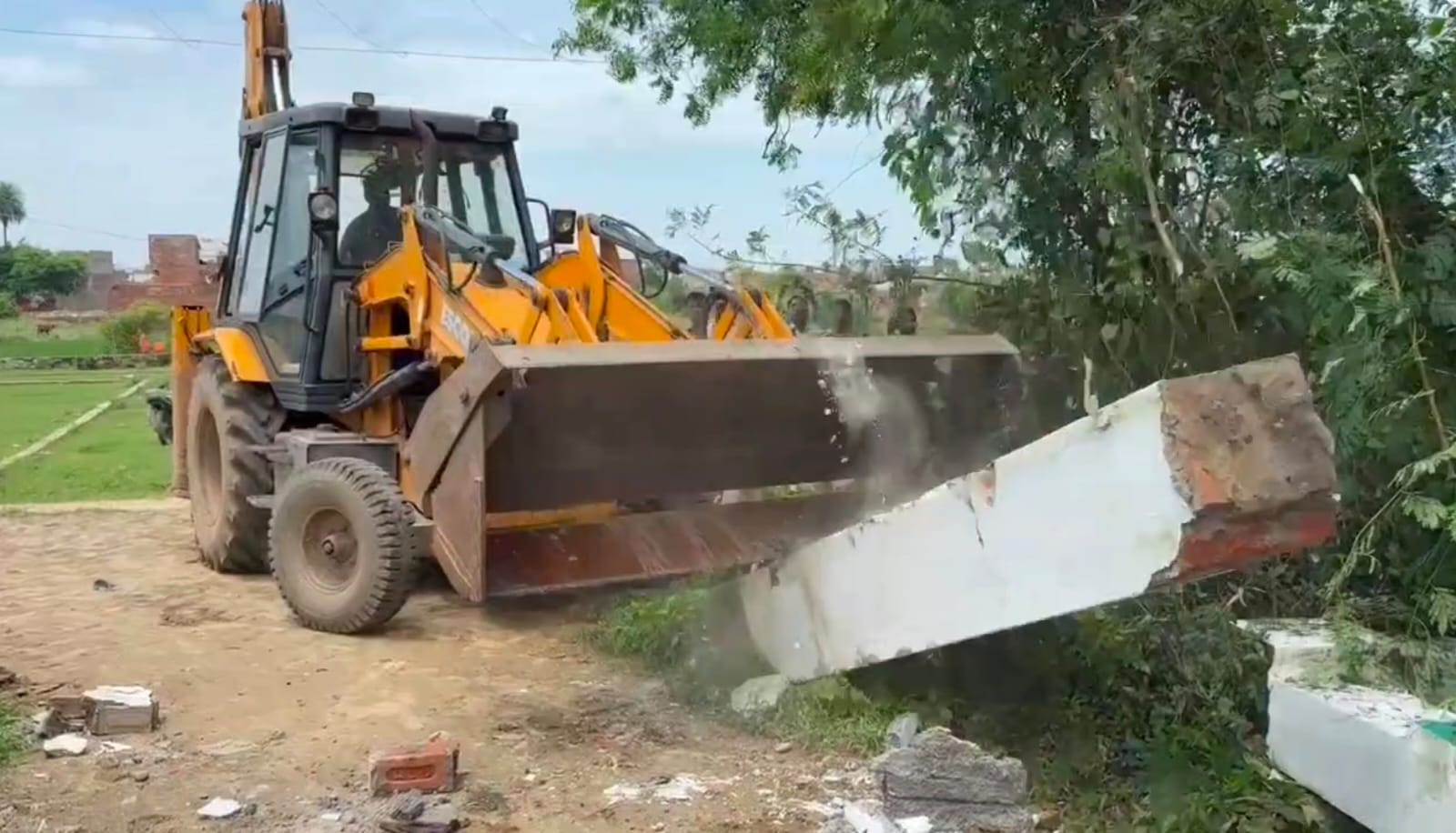 Sambhal News: संभल में गरजा बुलडोज़र, कब्रिस्तान पर कार्रवाई