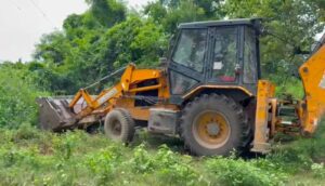 Sambhal News: संभल में गरजा बुलडोज़र, कब्रिस्तान पर कार्रवाई