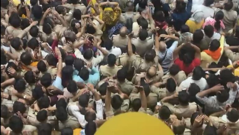 Vrindavan News: मंगला आरती पर VIP कल्चर का ग्रहण, श्रद्धा पर भारी पड़ा सेटिंग का खेल ?