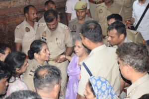 Vrindavan News: मंगला आरती पर VIP कल्चर का ग्रहण, श्रद्धा पर भारी पड़ा सेटिंग का खेल !