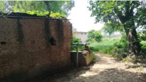 Village Dispute in Sultanpur: सपा प्रधान प्रसून मालवीय की दबंगई! 80 साल पुराने नलकूप का रास्ता गायब, किसान पानी को तरसे