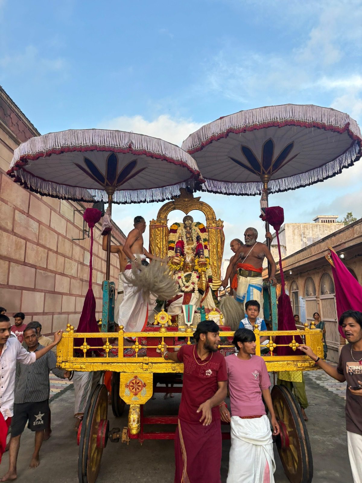 Vrindavan News: श्री रंगनाथ मंदिर में गज ग्राह लीला