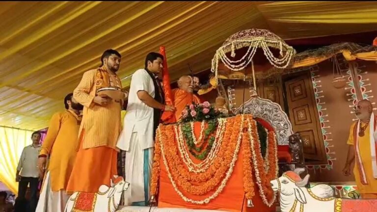 Vrindavan News: रामभद्राचार्य जी महाराज ने किसे बताया सनातन का सच्चा योद्धा ? जानिए