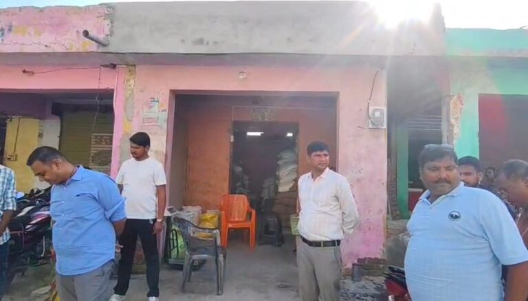 Urea Black Marketing in Sambhal: 266 का कट्टा 400 में