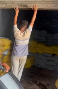 Urea Black Marketing in Sambhal: 266 का कट्टा 400 में