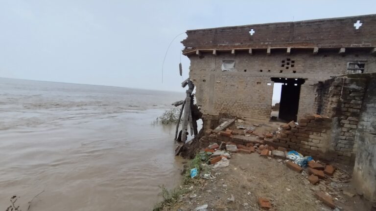 Ballia News: उफान पर गंगा नदी, बलिया के चक्की नौरंगा गांव में भयंकर तबाही, प्रशासन पर गंभीर सवाल, बह गई ग्रामीणों की जिंदगी भर की कमाई !