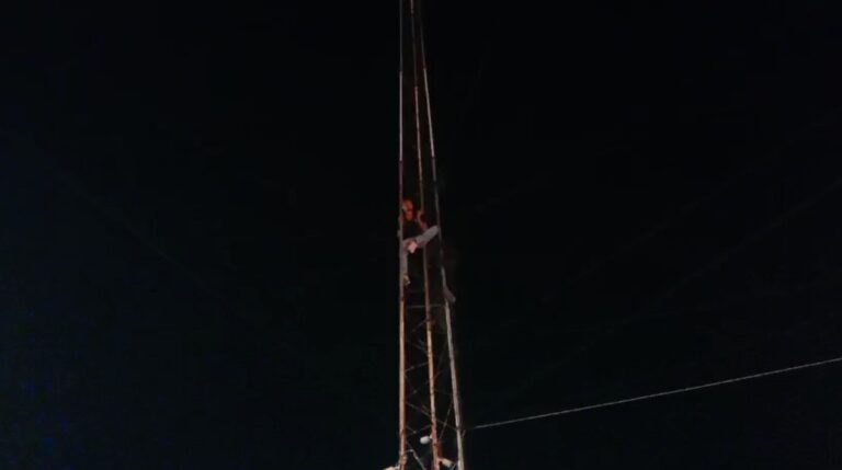 Firozabad News: फिरोजाबाद में हड़कंप, टावर पर चढ़े युवक ने का हाईवोल्टेज ड्रामा, Video में देखिए क्या-क्या हुआ !