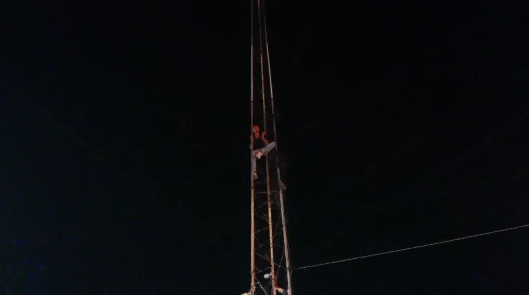 Firozabad News: फिरोजाबाद में हड़कंप, टावर पर चढ़े युवक ने का हाईवोल्टेज ड्रामा, Video में देखिए क्या-क्या हुआ !