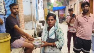 Firozabad News: पहले पार्षद ने मांगी भीख, फिर भीख मांगने वाला कटोरा हो गया चोरी...जानिए फिरोज़ाबाद में क्या चल रहा है !