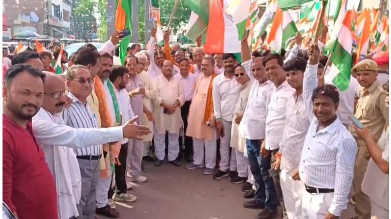 Firozabad News: फिरोजाबाद में 50 मीटर लंबे तिरंगे के साथ नज़र आया गंगा-जमुनी तहजीब का खूबसूरत नजारा