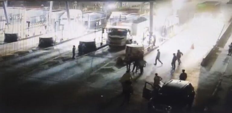 Firozabad News: Tundla Toll Plaza पर मारपीट, CCTV ने खोल दी पोल!