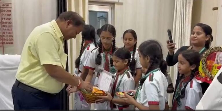 Firozabad News: रक्षाबंधन को लेकर अनोखा संदेश, हेलमेट पहनो, बहनों की रक्षा करो