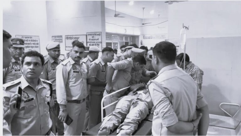 Firozabad News: आवारा सांड और पुलिसकर्मी की टक्कर, नोएडा रेफर !