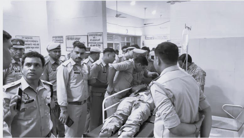 Firozabad News: आवारा सांड और पुलिसकर्मी की टक्कर, नोएडा रेफर !