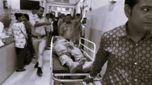 Firozabad News: आवारा सांड और पुलिसकर्मी की टक्कर, नोएडा रेफर !