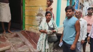 Firozabad News: पहले पार्षद ने मांगी भीख, फिर भीख मांगने वाला कटोरा हो गया चोरी...जानिए फिरोज़ाबाद में क्या चल रहा है !