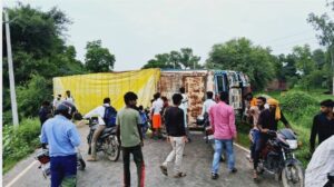 Courier Truck Crash on Shahjahanpur-Farrukhabad Highway