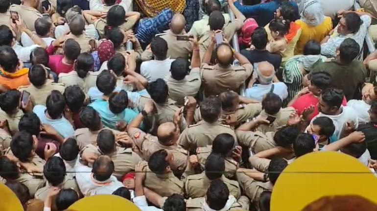 Vrindavan News: बांके बिहारी मंदिर की मंगला आरती बनी 'VIP आरती' !