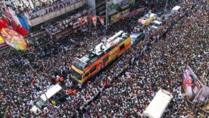 Karur Stampede: KVK नेता Thalapathy Vijay के कार्यक्रम में भगदड़, 10 से ज्यादा मौत की आशंका, बढ़ सकता है आंकड़ा !
