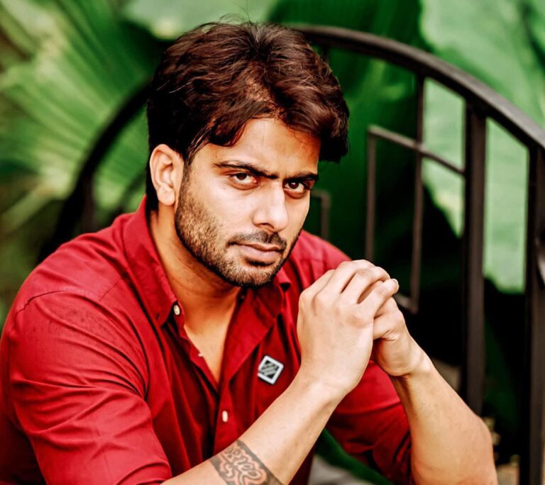 Akhilesh Yadav Honored Mankirt Aulakh.