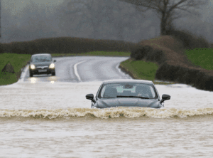 भारी बारिश में Car बीच सड़क पर पानी में फंस जाए, तो क्या करें, जानिए हर एक सटीक उपाय !
