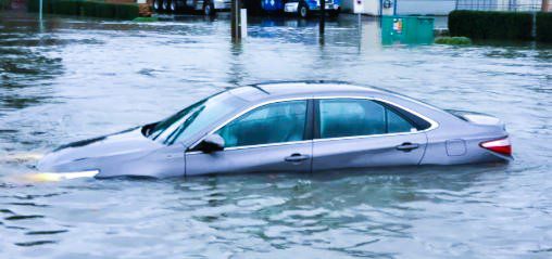 भारी बारिश में Car बीच सड़क पर पानी में फंस जाए, तो क्या करें, जानिए हर एक सटीक उपाय !