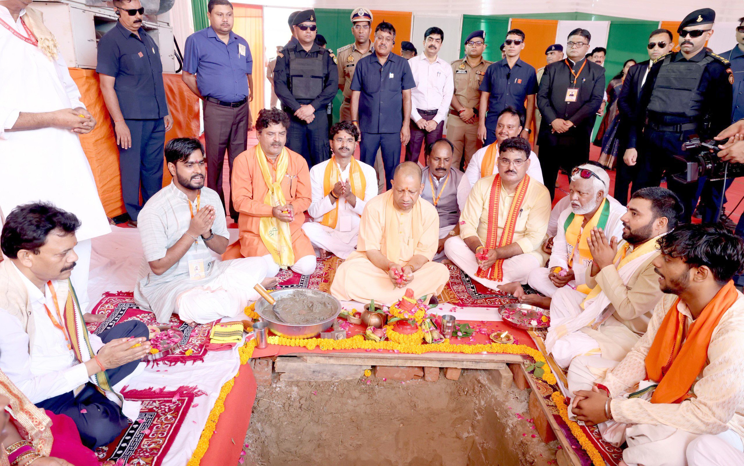 CM Yogi ने बताया 400 साल पहले कैसा था भारत