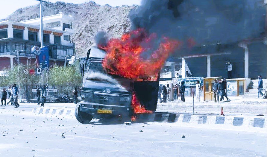 Ladakh Protest: Leh में आंदोलन ने पकड़ा उग्र रूप, 4 की मौत 70 से ज्यादा घायल, Delhi तक हलचल, Sonam Wangchuk ने की शांतिपूर्ण राह पर लौटने की अपील की
