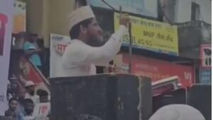 मंच से सीएम योगी को धमकी देता मौलाना
