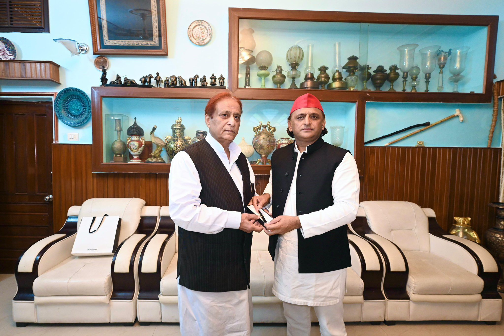 Akhilesh Yadav-Azam Khan Meeting: "बस जज़्बातों ने खामोशी से बात की", दिखावे की दोस्ती या मजबूरी की एकता ?