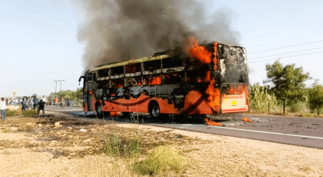 Jaisalmer Bus Fire: जैसलमेर में चलती बस में लगी आग, 20 लोगों की मौत की आशंका