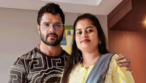 Khesari Lal Yadav RJD में शामिल, पत्नी संग थामा लालटेन, तेजस्वी बोले – नई सोच का नया बिहार बनाएंगे