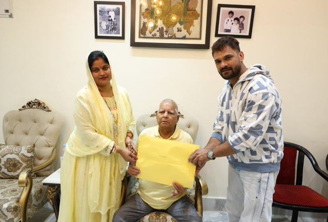 Khesari Lal Yadav RJD में शामिल, पत्नी संग थामा लालटेन, तेजस्वी बोले – नई सोच का नया बिहार बनाएंगे