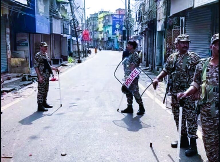 Odisha के Cuttack में भड़की हिंसा, छतों से पथराव, तोड़फोड़, DCP समेत कई घायल