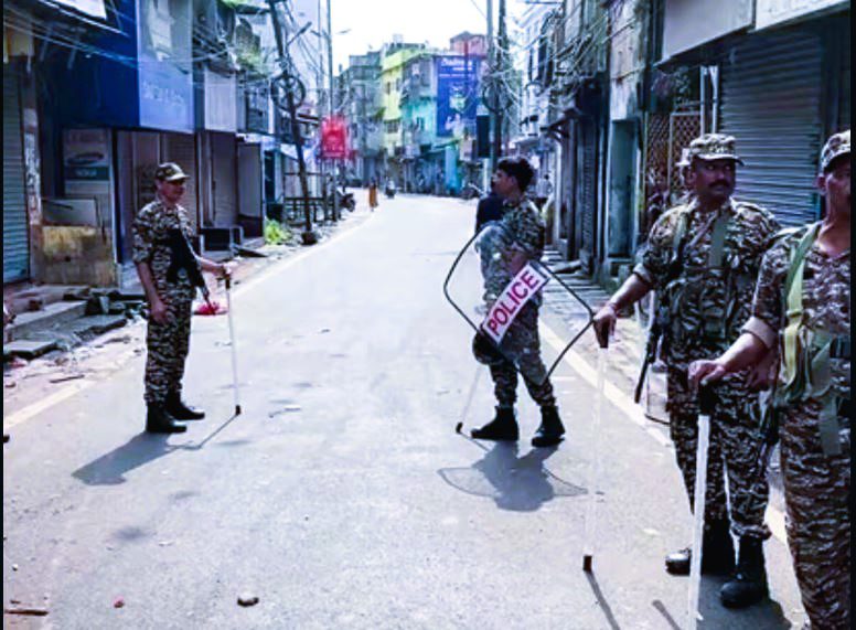 Odisha के Cuttack में भड़की हिंसा, छतों से पथराव, तोड़फोड़, DCP समेत कई घायल