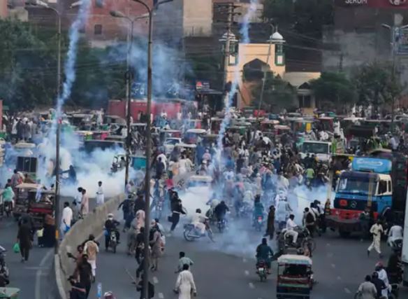PAKISTAN की अपने नागरिकों के खिलाफ जंग, TLP से उलझना पड़ गया भारी !
