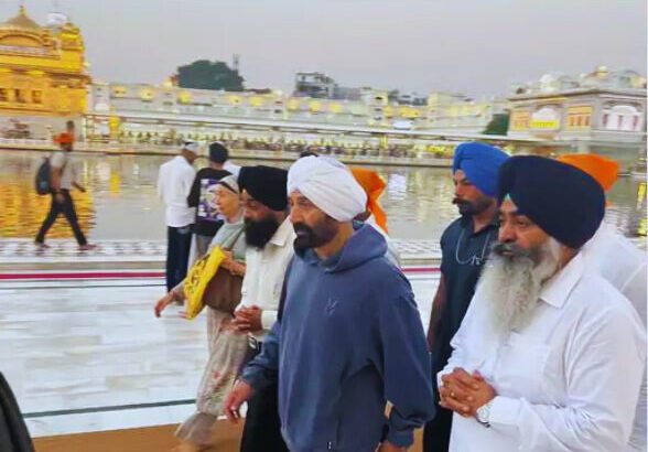 Sunny Deol Reach Golden Temple.
