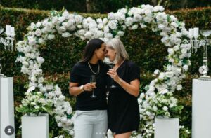 South Africa की महिला क्रिकेटर Chloe Tryon ने अपनी महिला दोस्त के साथ की Engagement