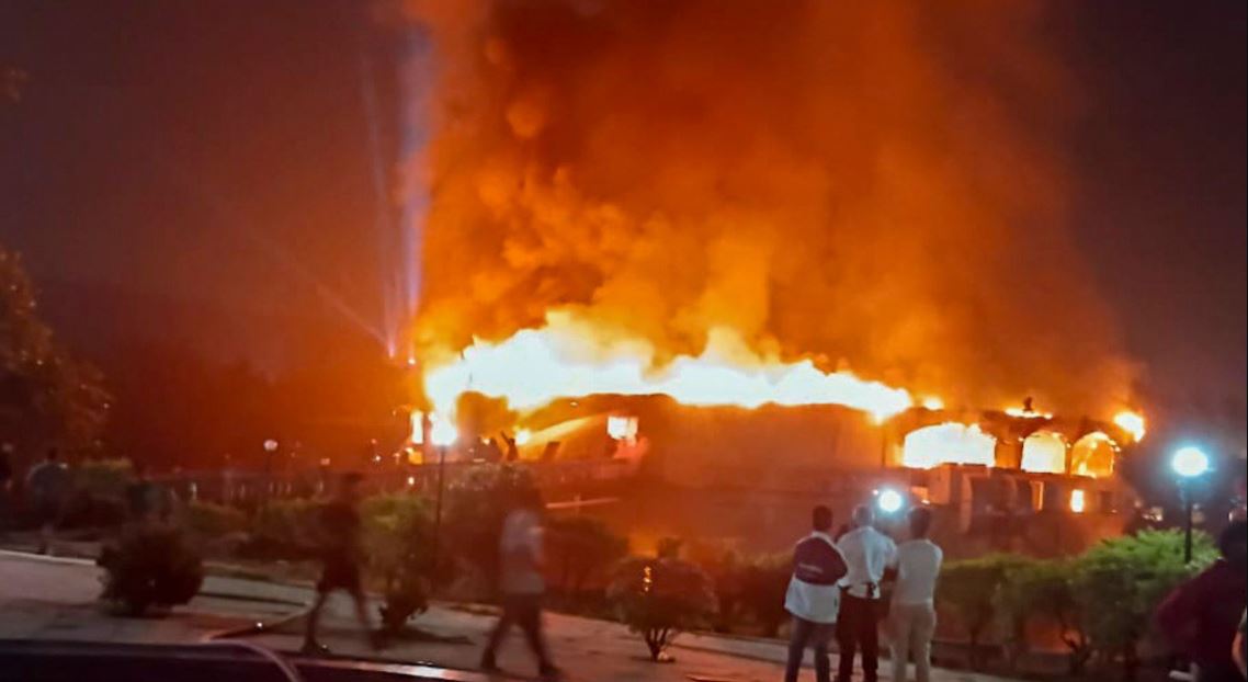 Goa Nightclub Fire Updates: गोवा अग्निकांड में 25 लोगों की दर्दनाक मौत, हादसे के कारण से उठा पर्दा !